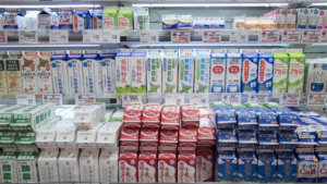 牛乳の陳列棚